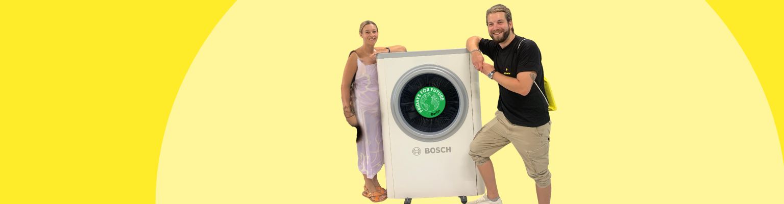 Zwei Personen neben einer Bosch-Wärmepumpe